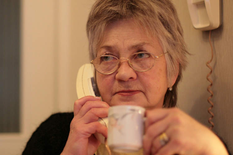 女子在固定电话上接受听力测试。