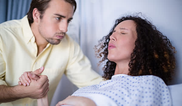 男人在分娩时帮助女人。