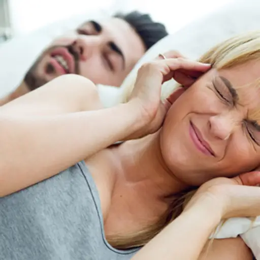 在睡眠图像中制造噪音的人