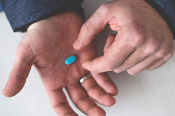 男子从他手里接过一个蓝色药丸。