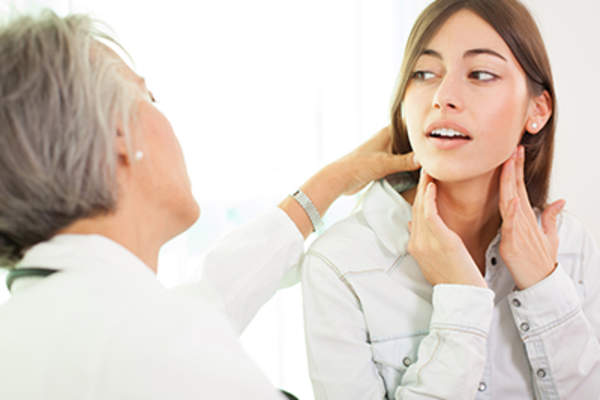 医生检查女性甲状腺