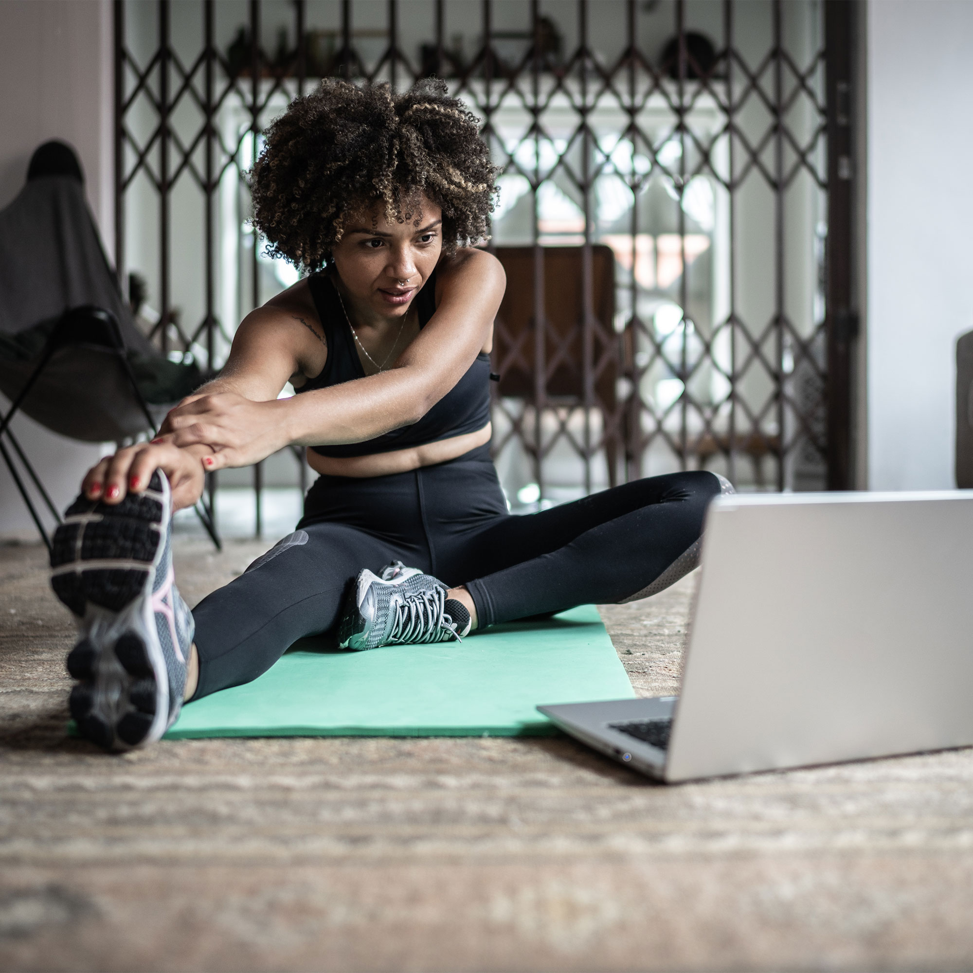 一名女子在上虚拟健身课