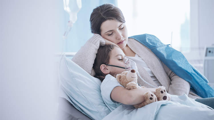 患有哮喘病的孩子和母亲住在医院里。