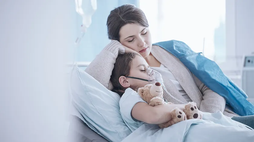 患有哮喘的孩子和母亲一起住在医院里。