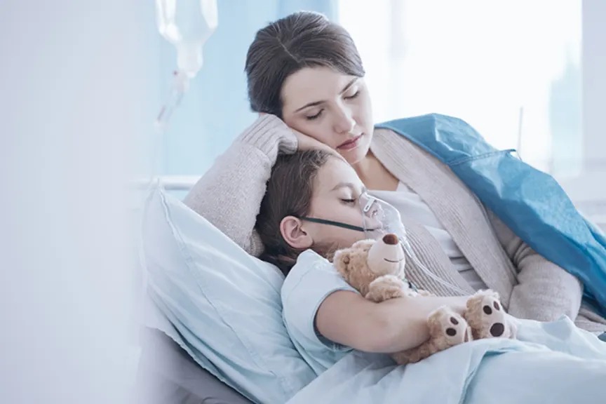 哮喘病患儿和母亲在医院里。