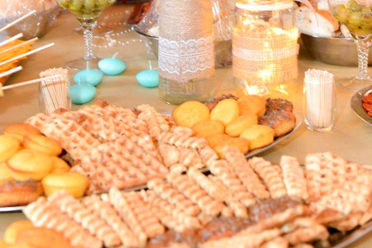 桌上摆着丰盛的节日食品。