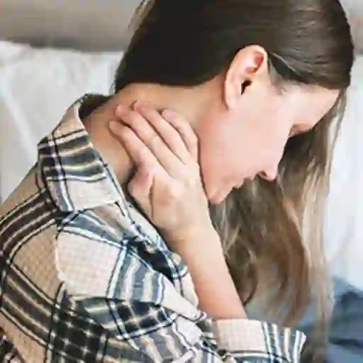 颈部疼痛的女士。