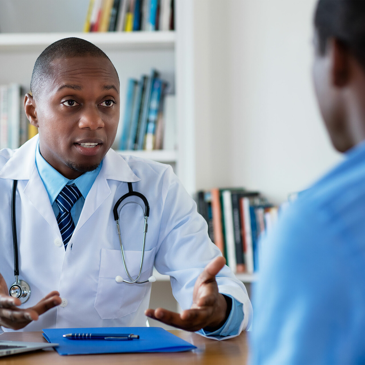 医生对他的病人说话