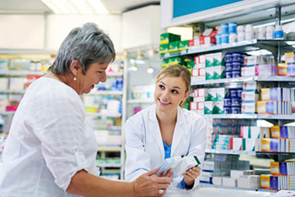 成年女性交谈微笑药剂师。