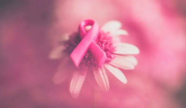 粉红花上的乳腺癌意识丝带。