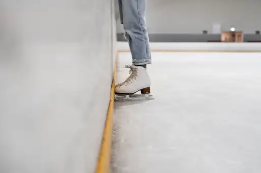 在溜冰场穿着冰鞋的人
