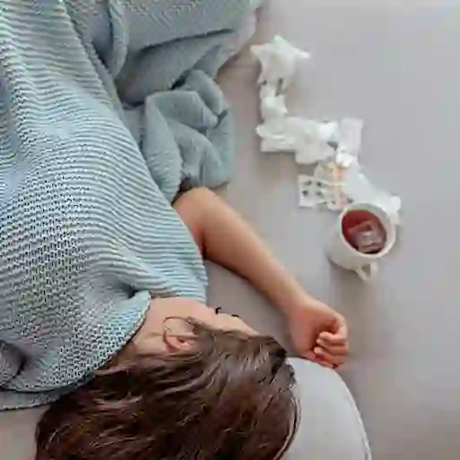 妇女因发烧而休息