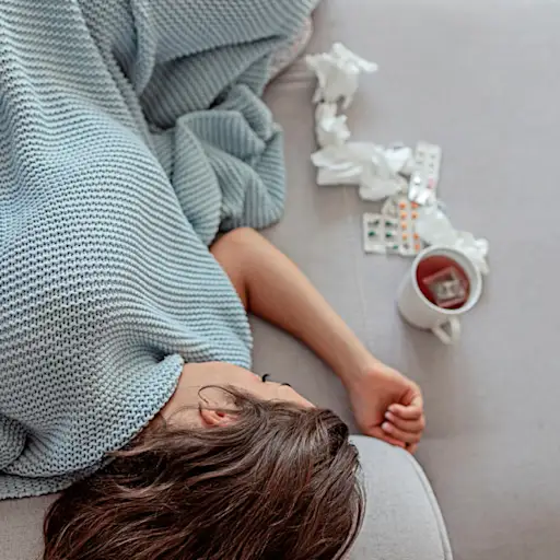 因发烧而休息的女人