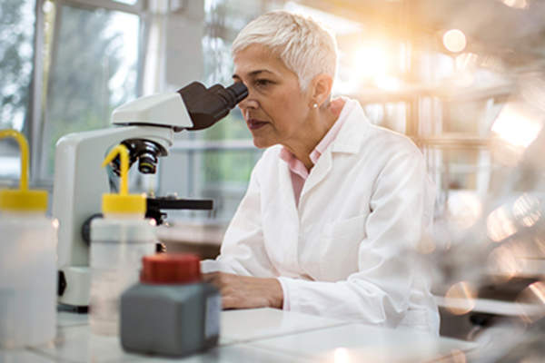 科学家希望通过显微镜。