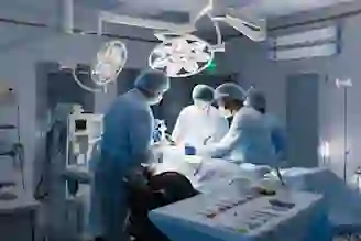 A team of surgeons perform SI joint surgery.