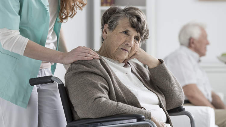 老年痴呆症患者坐在轮椅上，感到无助。