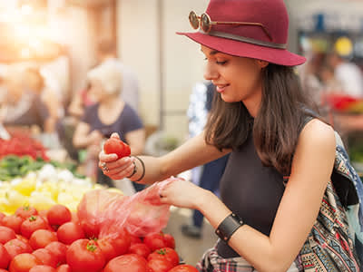 在露天市场看西红柿的女人。