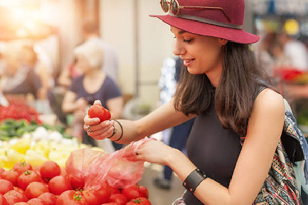 在露天市场看西红柿的女人。