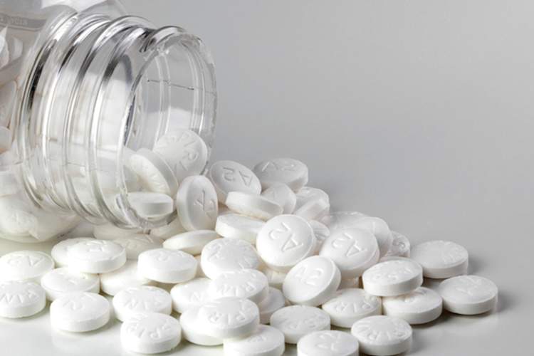 阿司匹林和阿司匹林瓶子。