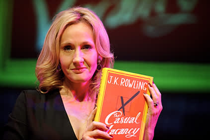 《临时空缺》(The Casual Vacancy)的作者J.K.罗琳(J.K. Rowling)在阅读之前参加了摄影电话。
