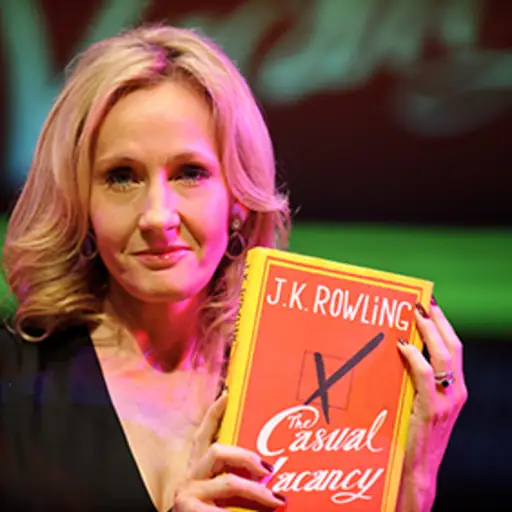 作家J.K.罗琳(J.K. Rowling)在朗读《偶发空缺》(The Casual Vacancy)之前参加了一个照片发布会。
