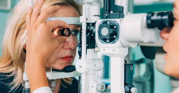 高级女性正在接受眼科检查