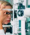 高级女性正在做视力检查