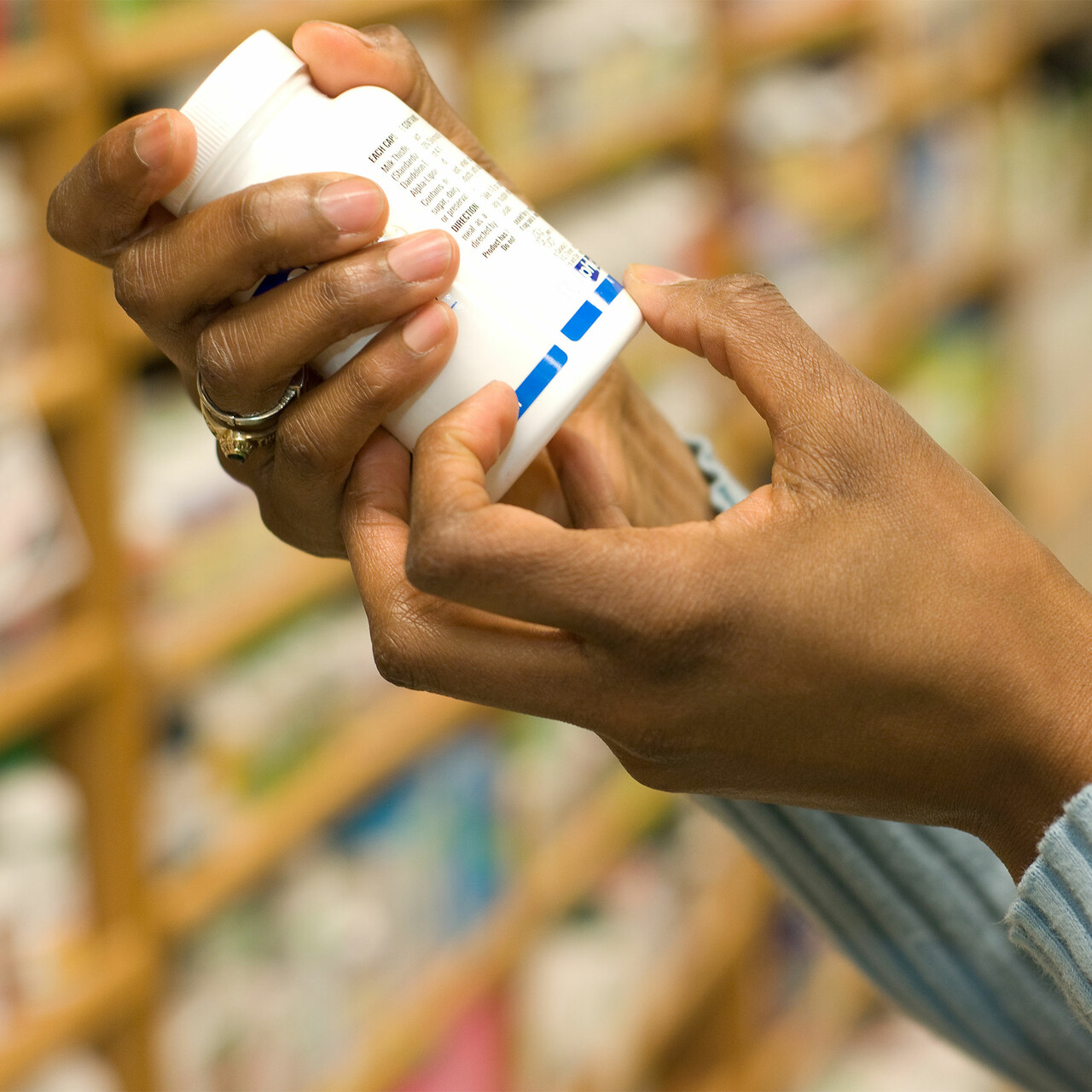 人拿着一瓶补充剂的特写镜头