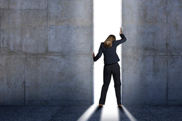 女人推开的水泥墙。