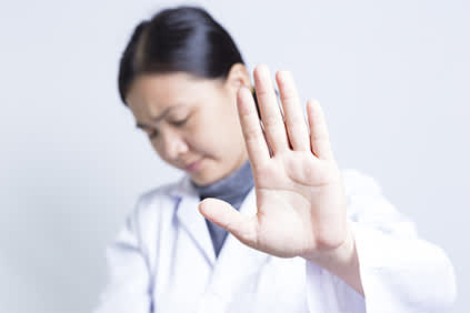 医生举起手说停。