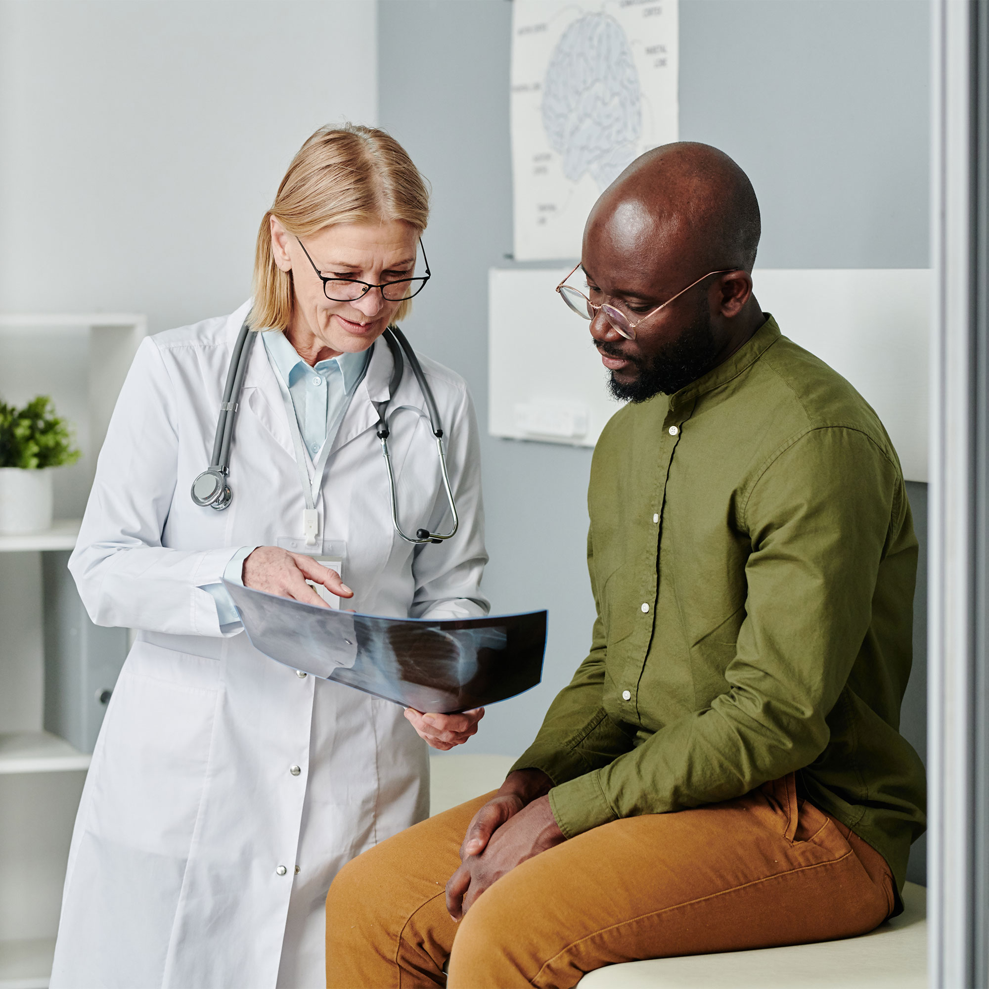 一个男人咨询他的医生