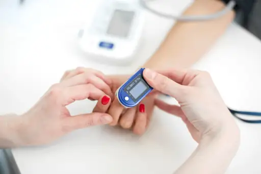 医生穿上传感器测量患者手指上的血液中的脉搏和氧气