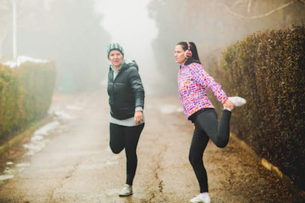 在寒冷的天气跑步前做伸展运动和热身运动。