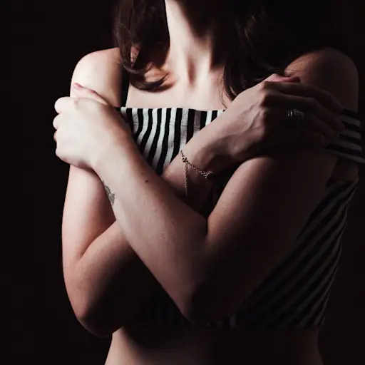 有横渡的胳膊的妇女在胸口