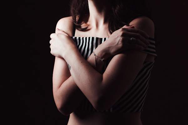 双臂交叉在胸前的女人