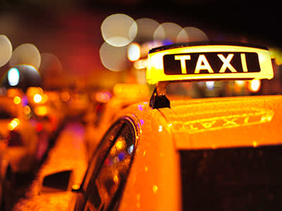 城市出租车在晚上。