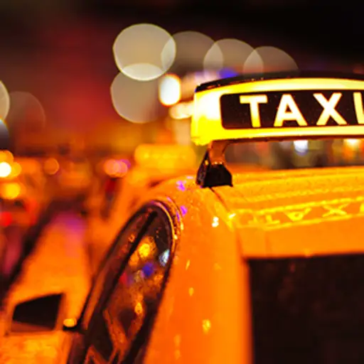夜晚的城市出租车。