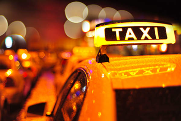 市出租车在夜间进行。