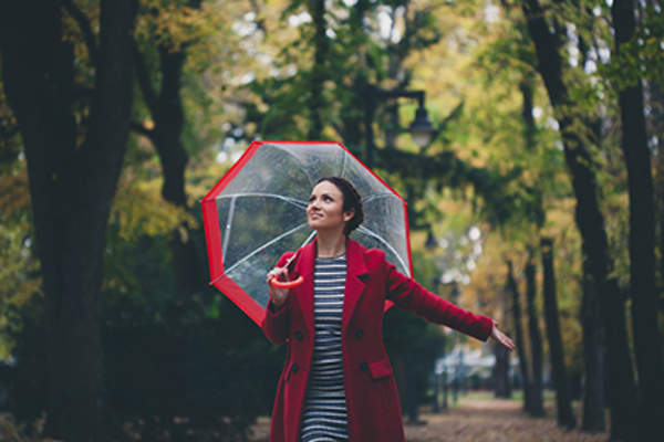 在雨中行走的女人。