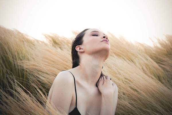 女人在田里摸皮肤
