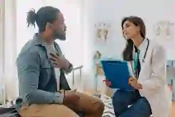 男人和医生谈论他的胸痛。