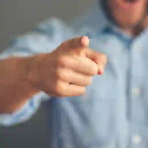 男人指着一个手指。
