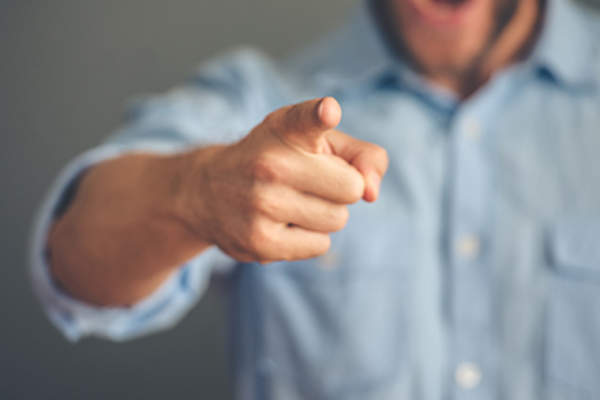 男子指着手指。