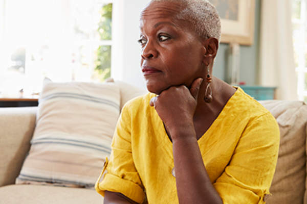 不开心的女人看向别处。