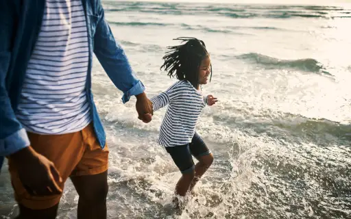 父母和孩子沿着海滩散步