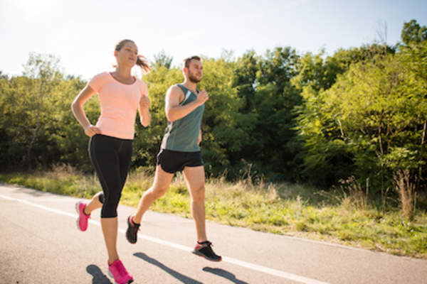 夫妇一起慢跑。