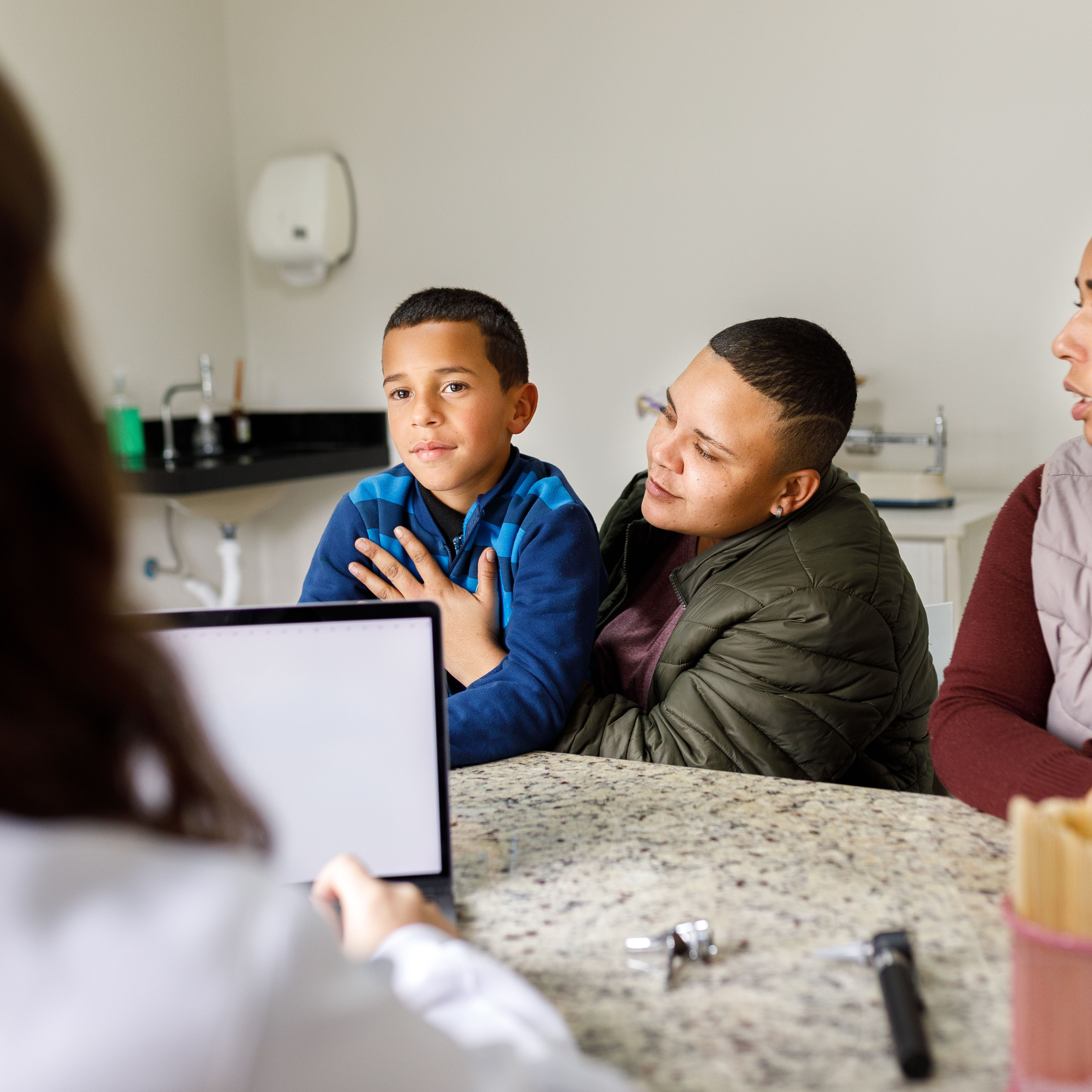 小男孩和他的父母在医生办公室。