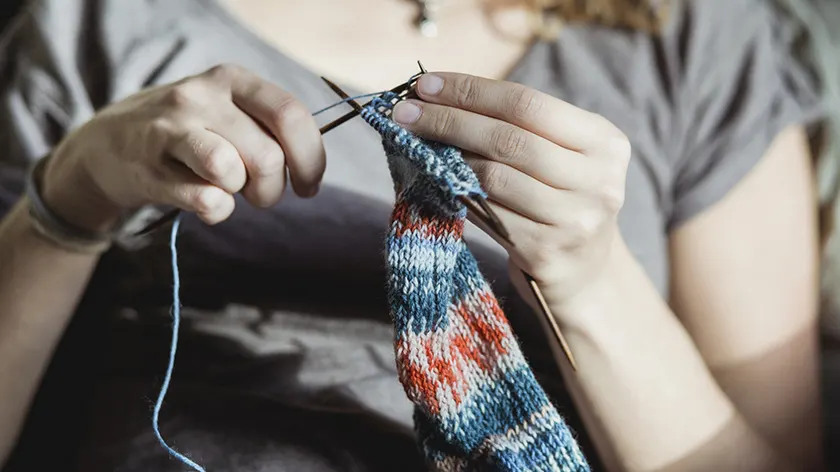 一个女人想完成一个编织项目。