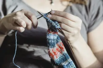 试图完成编织项目的女人。