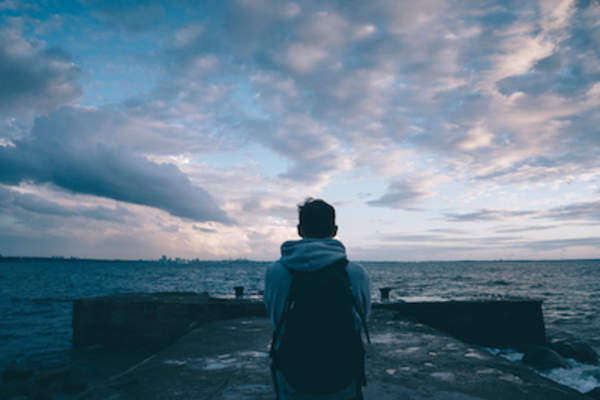 沉思的人在海上凝视着